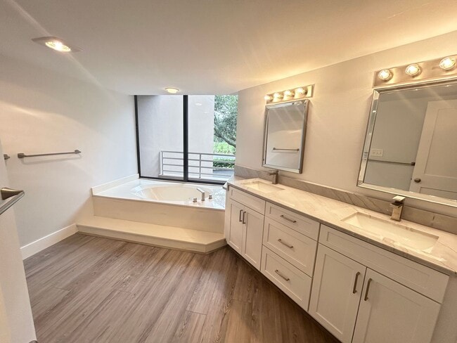 Building Photo - Beautifully Remodeled 2/2 Waterfront Unit in Gated Community!