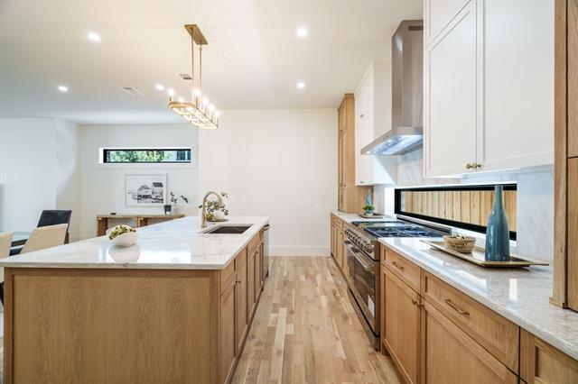 Building Photo - 5836 Kenwood Ave