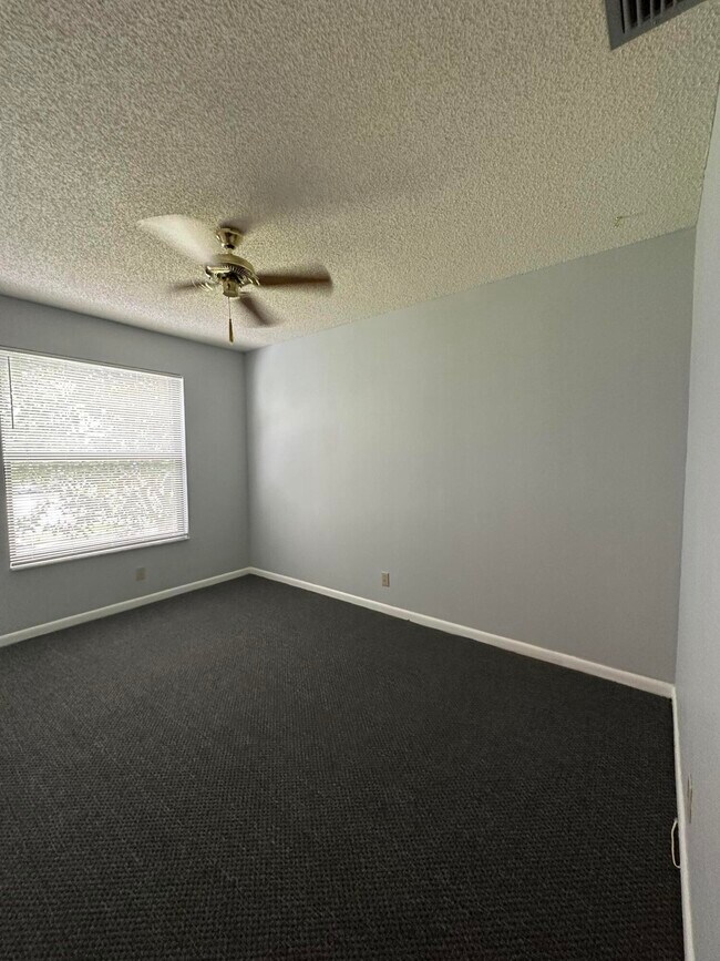 Building Photo - 80 Tara Lakes Dr W