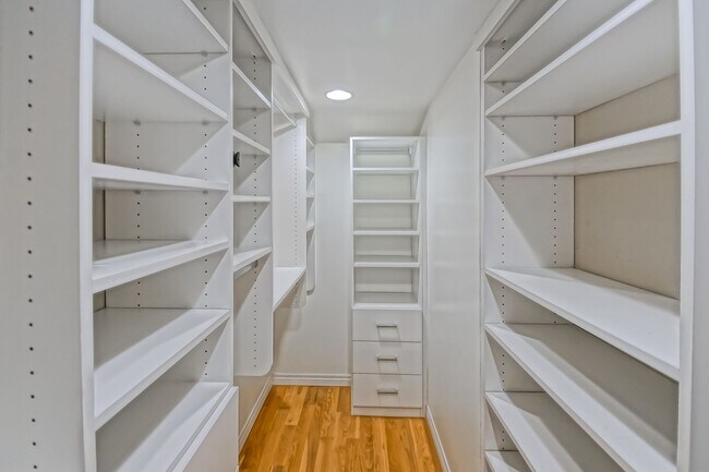Building Photo - 4021 Crest Dr
