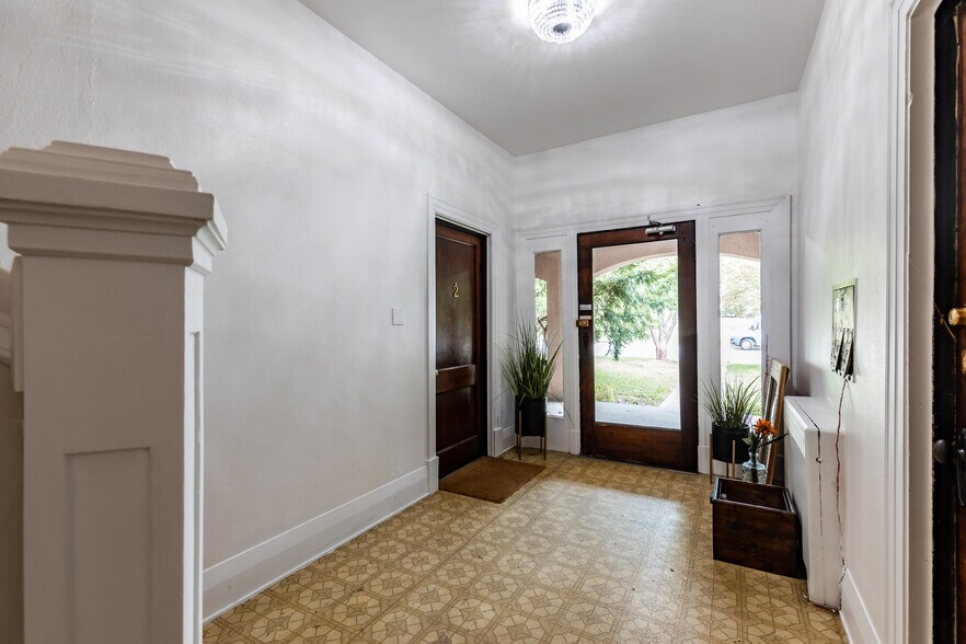 Entryway - 4412 Erie Ave