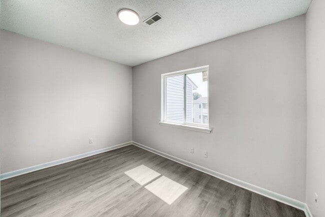 Building Photo - 307 Railroad St