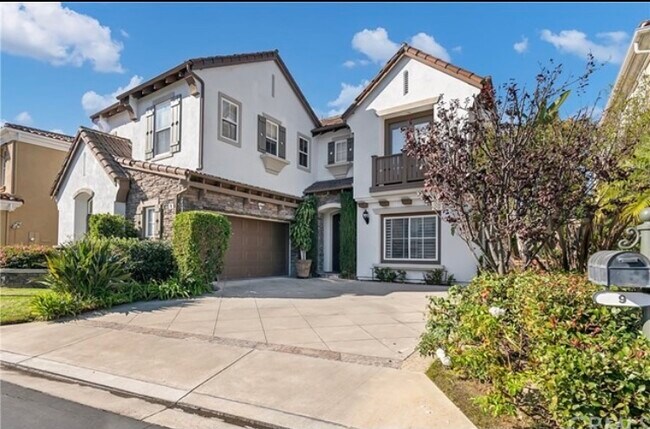 Building Photo - 9 Marisol