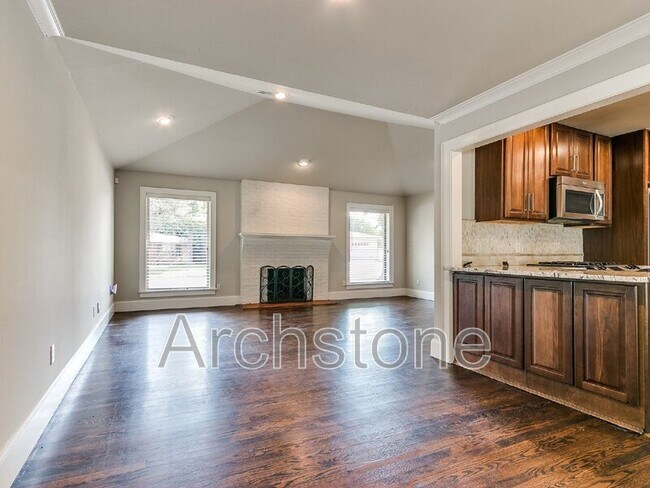 Building Photo - 9631 Stratford Dr