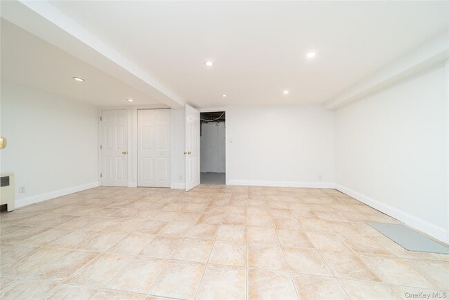 Building Photo - 6 Manor Dr