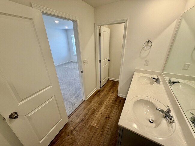 Building Photo - 261 Kenoot Dr