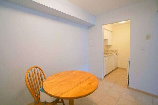 Building Photo - 519 Longshore Dr
