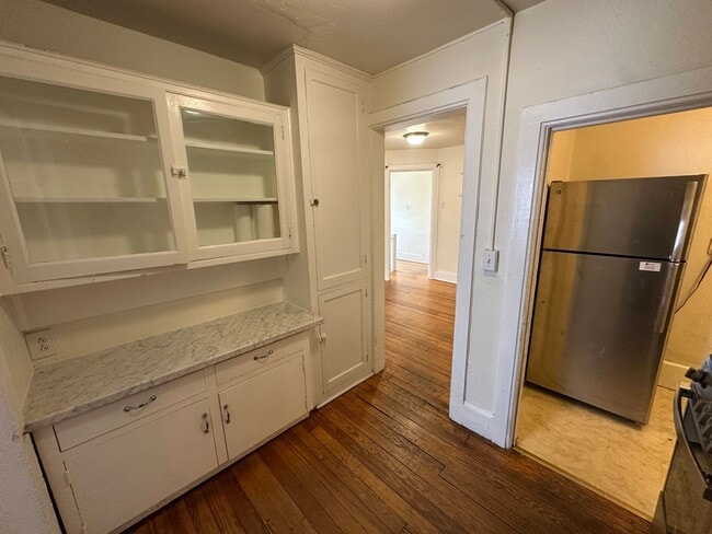 Building Photo - Top Unit (Beautiful Views) Flexible move in! Off Street Parking! All utilities included!