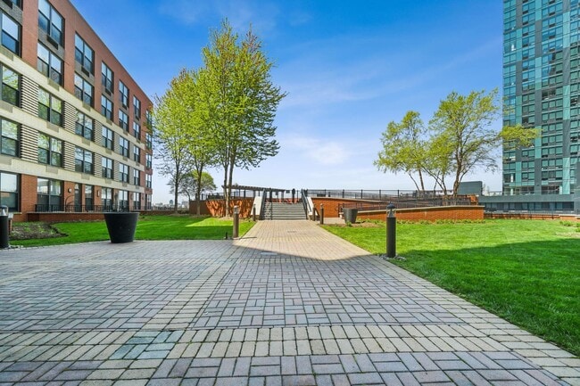 Building Photo - 102 Christopher Columbus Dr