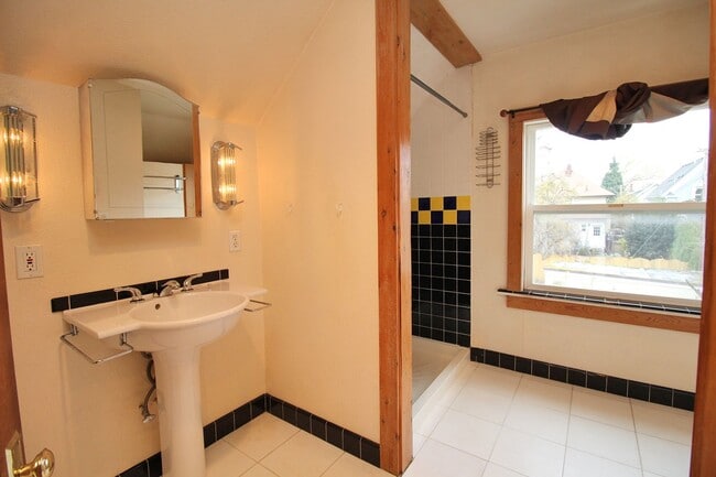 Building Photo - 3824 N Kerby Ave