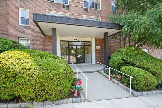 Building Photo - 1 Oakridge Pl