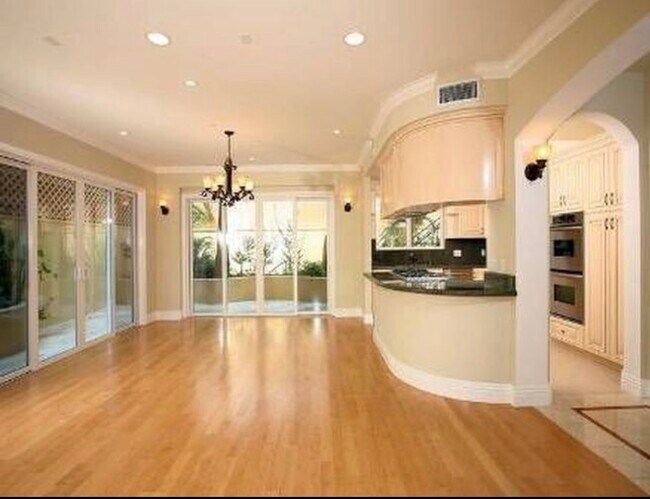 Building Photo - 1540 S Bentley Ave
