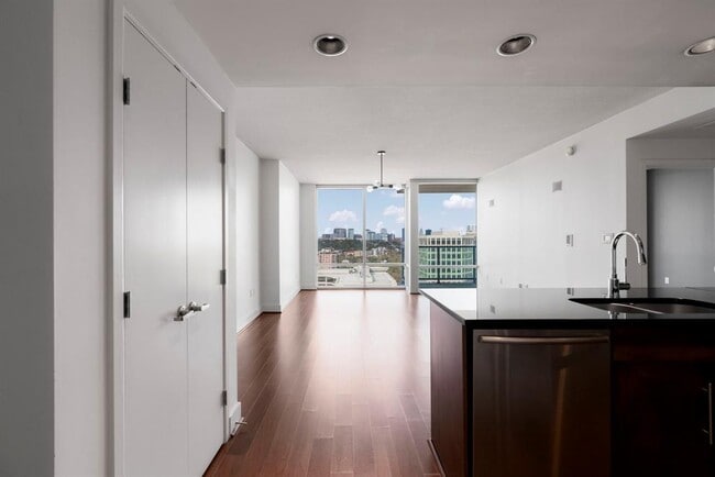 Building Photo - 300 Bowie St