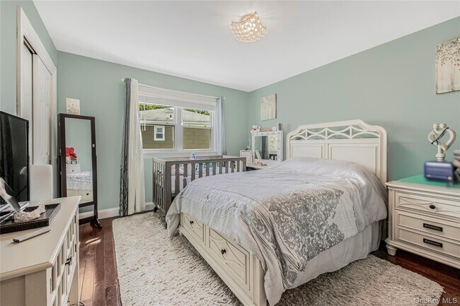 Building Photo - 2 Bryn Mawr Pl