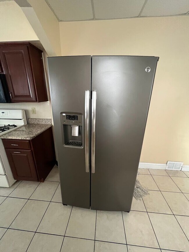 Building Photo - FOR RENT – West Reading