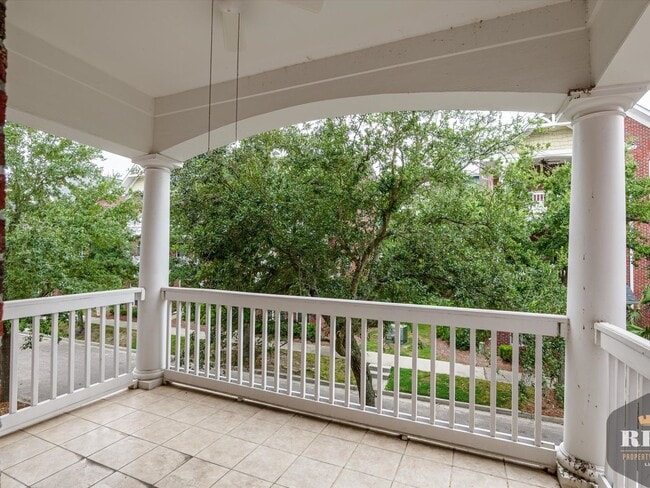 Building Photo - 3 Story Townhome, New Wood Floors, Great W...
