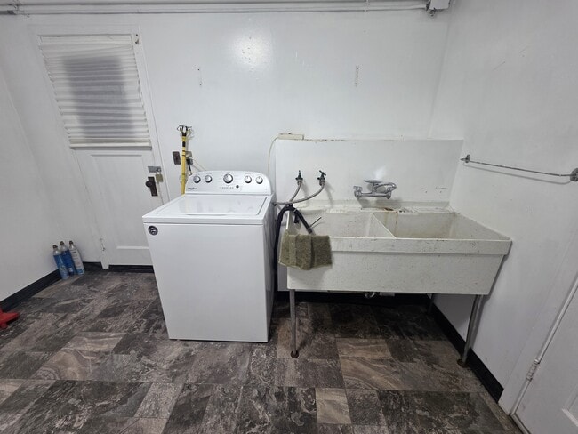 Building Photo - 175 Vasquez Ave