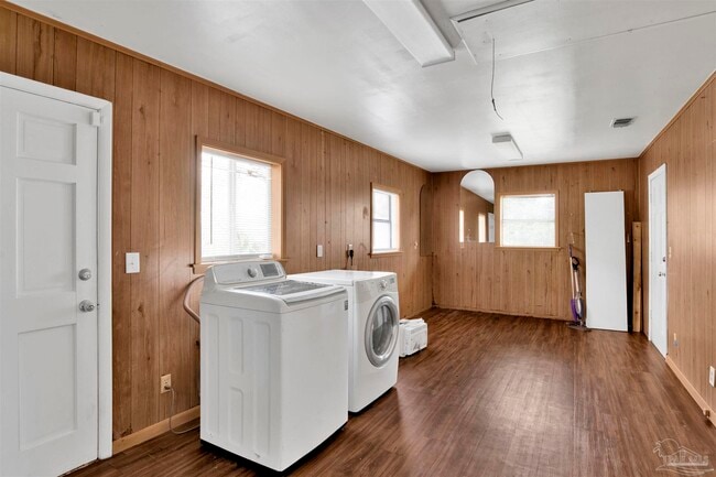 Building Photo - 2802 W Gonzalez St