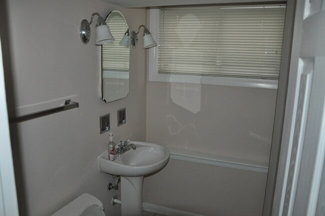 Building Photo - 504 Michael Manor
