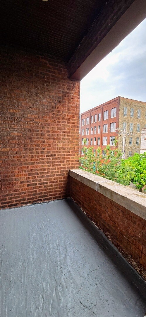 Building Photo - 901 N Leavitt St
