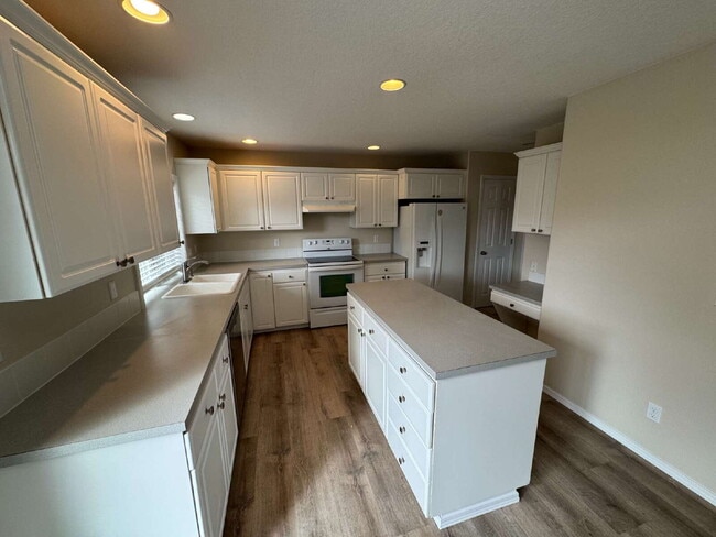 Building Photo - 1/2 OFF 3rd Month's Rent!!  Beautiful 4 Bedroom Clackamas Home