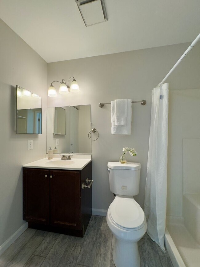 Building Photo - Charming 3 Bedroom/2 Full Bath/2 Half Bath Townhome in Parkville, MD!