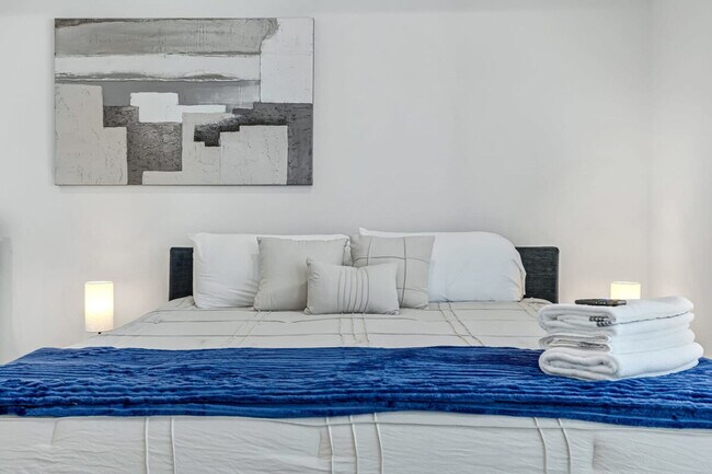 Building Photo - 3020 Live Oak St