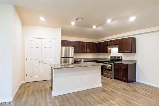 Building Photo - 225 Rogers St