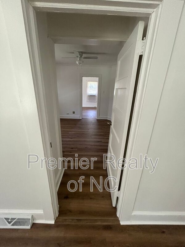 Building Photo - 1183 Rainbow Rd