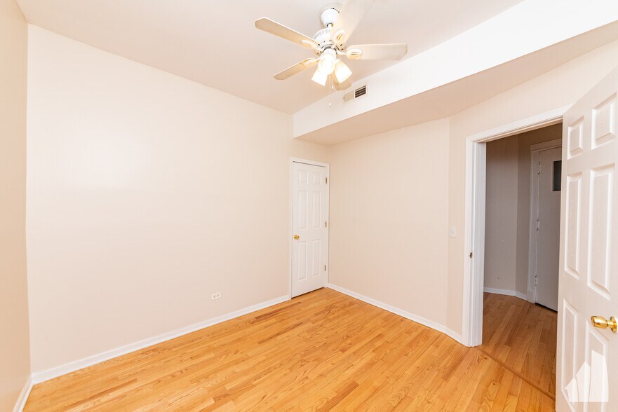 Building Photo - 7505 N Greenview Ave