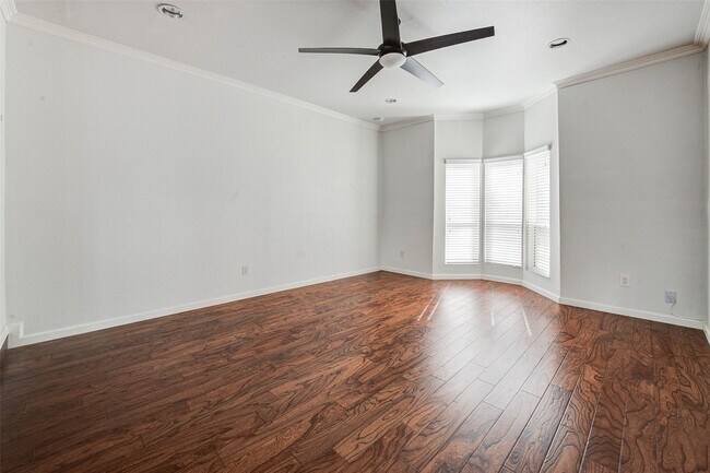 Building Photo - 201 Vanderpool Ln