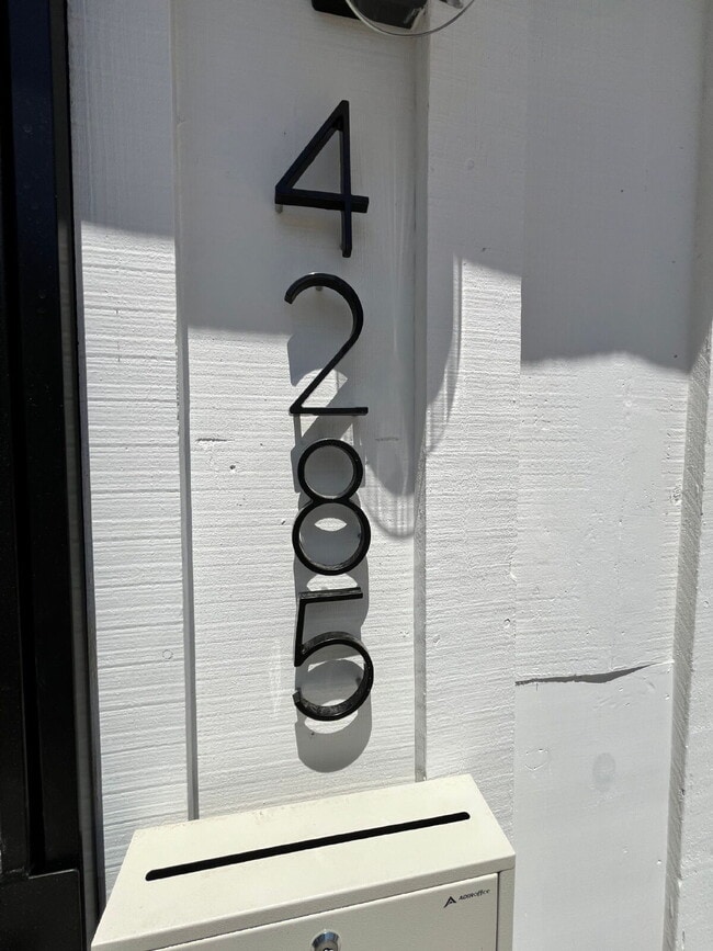 Building Photo - $1,775 - 1 Bed 1 Bath Fully Renovated Apartment within a Gated Complex in City Heights