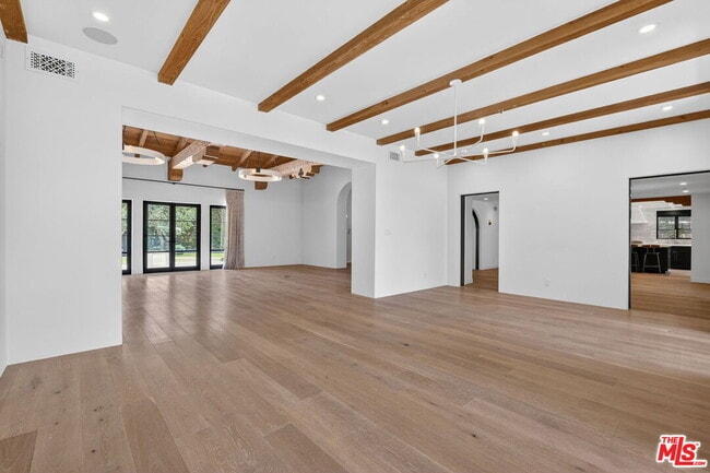 Building Photo - 729 N Bedford Dr