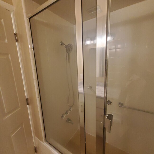 Building Photo - Sparkling Upgrades & Convenient Pleasant H...