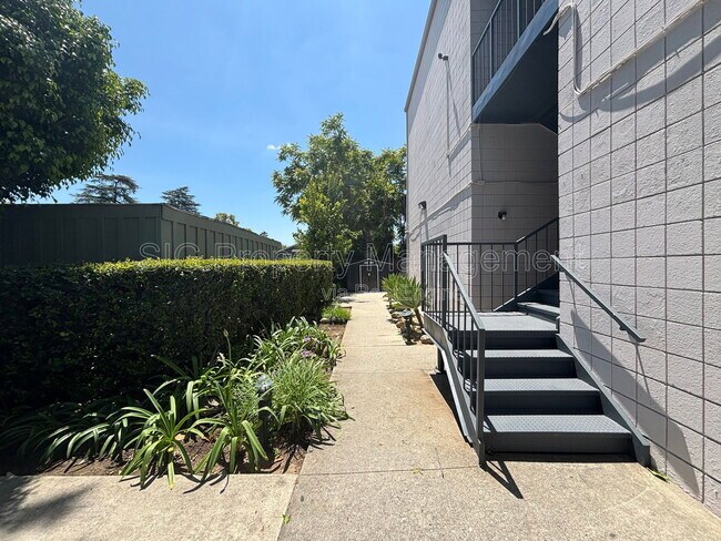 Building Photo - 650 N Oakland Ave
