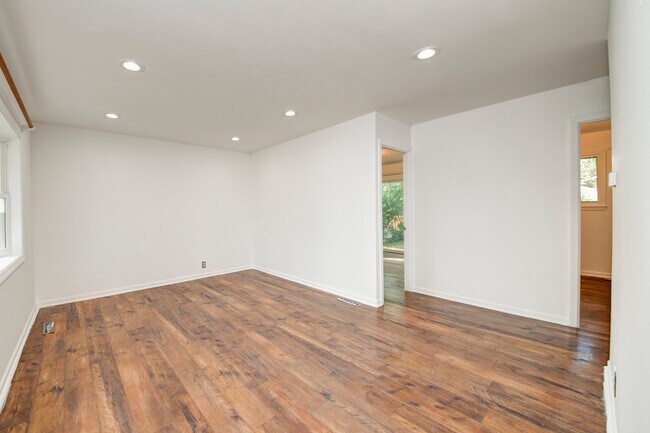 Building Photo - 112 Green Ln