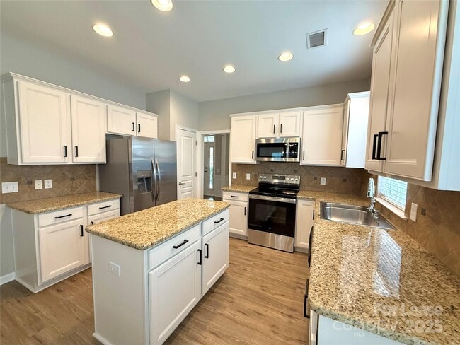 Building Photo - 2135 Ashley River Rd