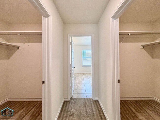 Building Photo - Gorgeous 4 bedroom, 3.5 bath home, minutes...
