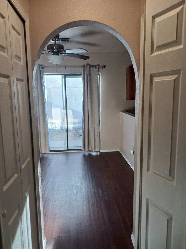 Building Photo - AFFORDABLE & CUTE!