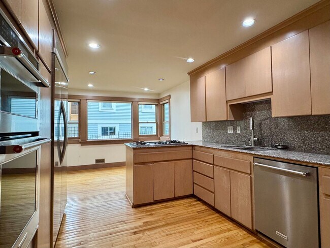 Building Photo - Queen Anne Home