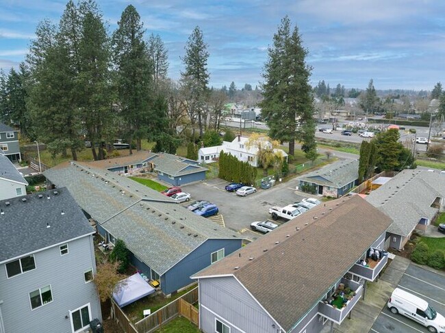 Building Photo - Recently upgraded 3 Bedroom! Washer/Dryer in unit!, Great Location! $500.00 Deposit OAC*!!