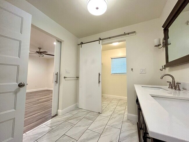 Building Photo - Beautiful Updated 2 Bedroom 2 Bathroom - C...
