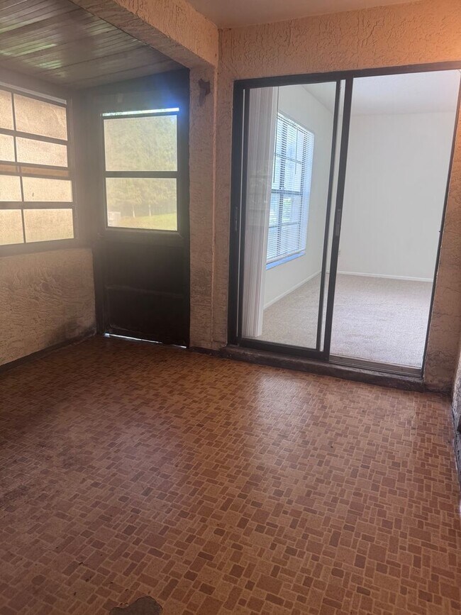 Building Photo - Temple Terrace Condo