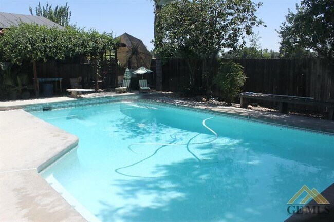 Building Photo - Spacious 4 Bed | 2 Bath in The Oaks Commun...