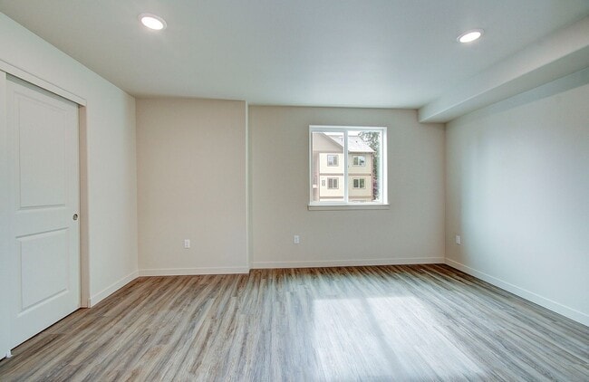 Building Photo - 404 NE 117th Ave