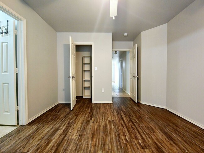 Building Photo - 306 N Chicago Ave
