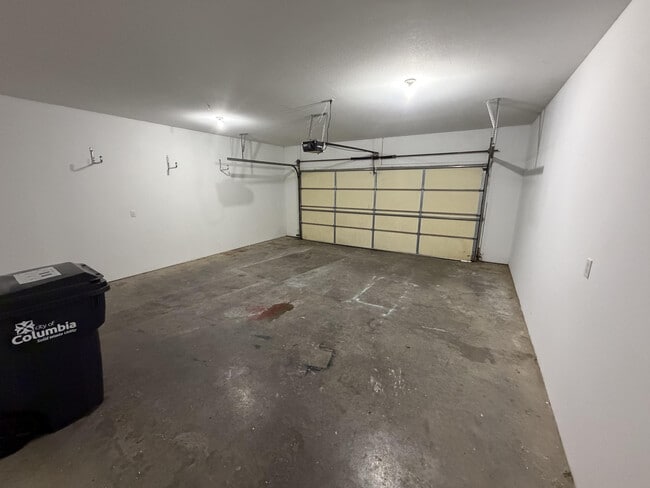 Building Photo - 208 Jackal Dr