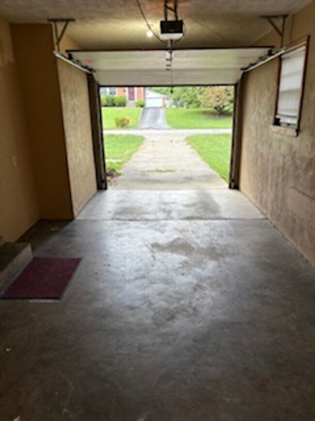 Building Photo - 2 Bedroom 1 Bathroom Home Available Soon
