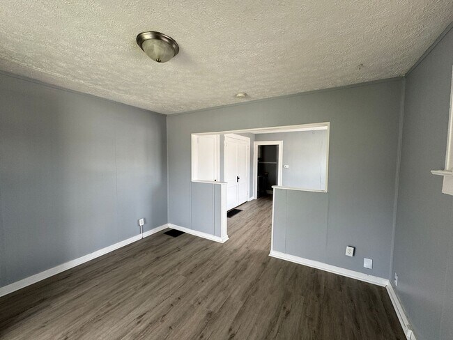 Building Photo - 2025-2027 Southeastern Ave