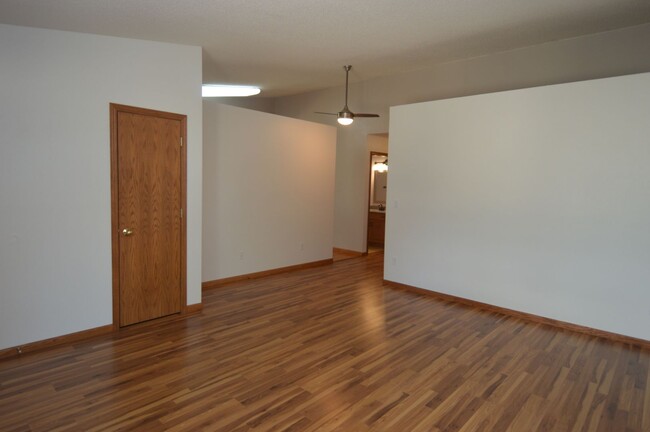 Building Photo - 2 Bed 2 Bath Townhome for Rent in East Gra...